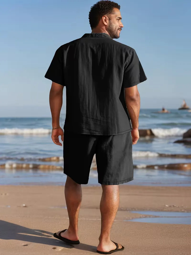 Heren casual zomeroutfit: V-hals shirt met korte mouwen en bijpassende korte broek; praktisch.