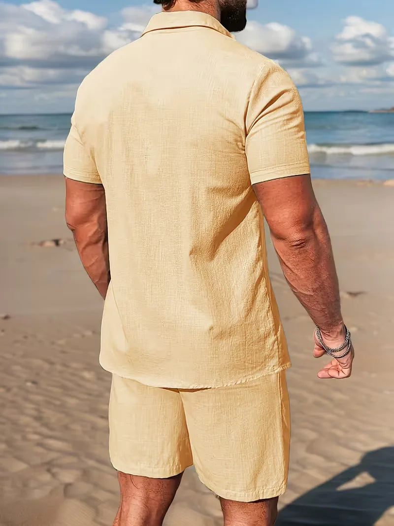 Casual tweedelige heren zomeroutfit: luchtig V-hals shirt & bijpassende short voor warme dagen.