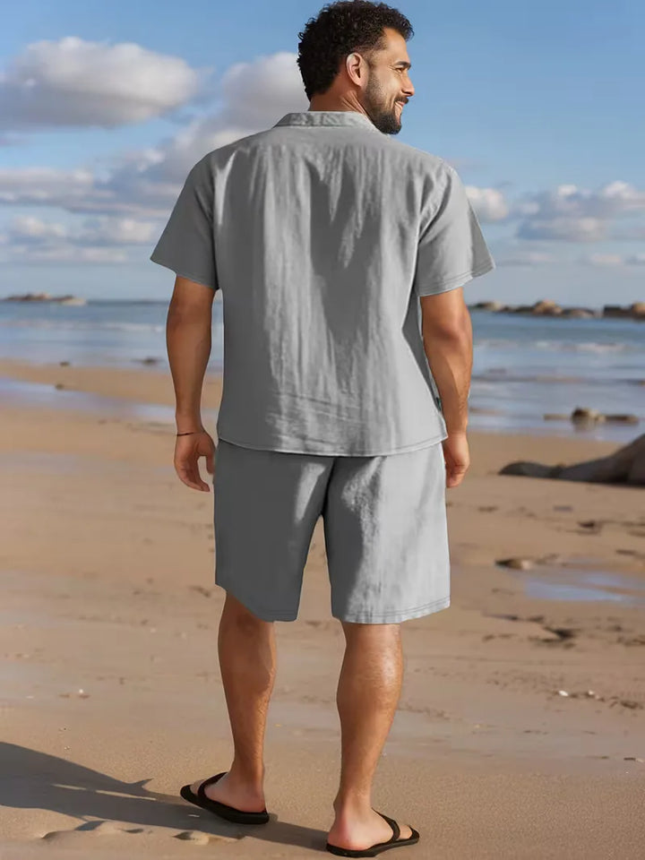 Casual heren zomeroutfit: tweedelige set met V-hals shirt en short voor warme dagen; ademend.