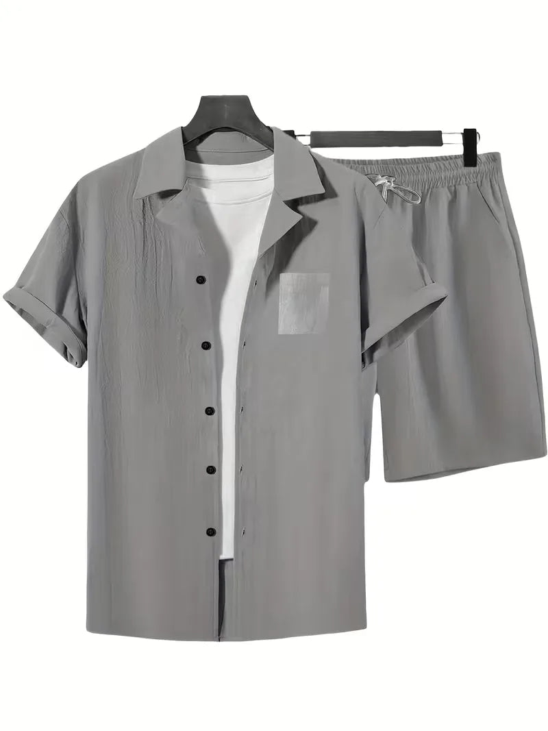 Tweedelige heren strandkleding: comfortabele set met shirt en short voor de zomer aan zee.