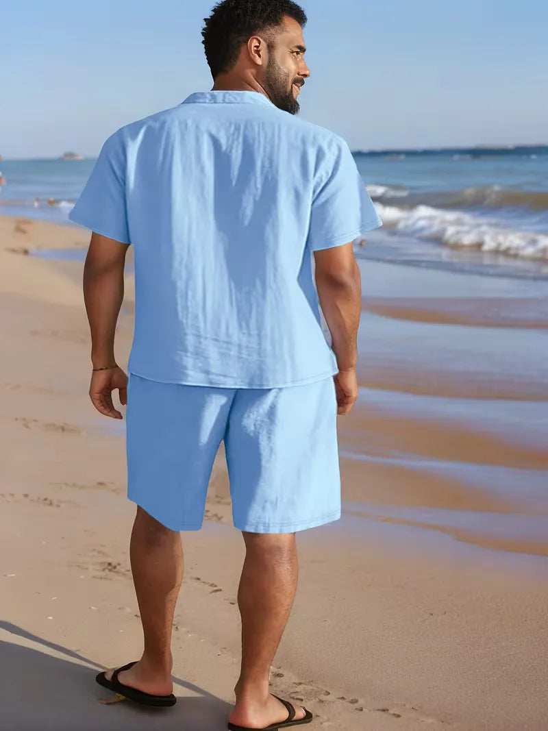 Heren zomeroutfit: tweedelige set met shirt en short; geschikt voor strand, stad of informele events.