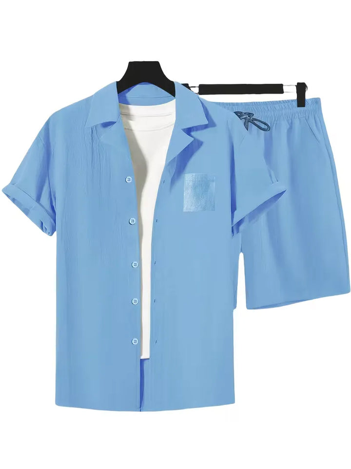 Stijlvolle heren vakantieset met V-hals shirt en korte broek; comfortabel, trendy en praktisch.
