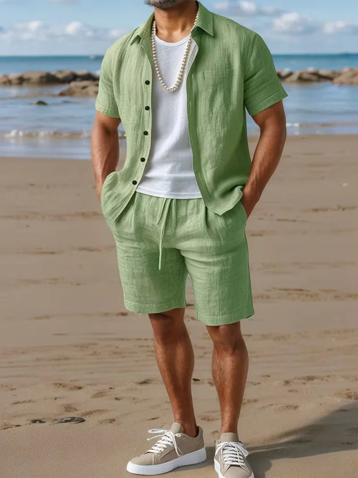 Modieuze heren vakantiekleding: complete set met V-hals shirt en korte broek; relaxed en luchtig.