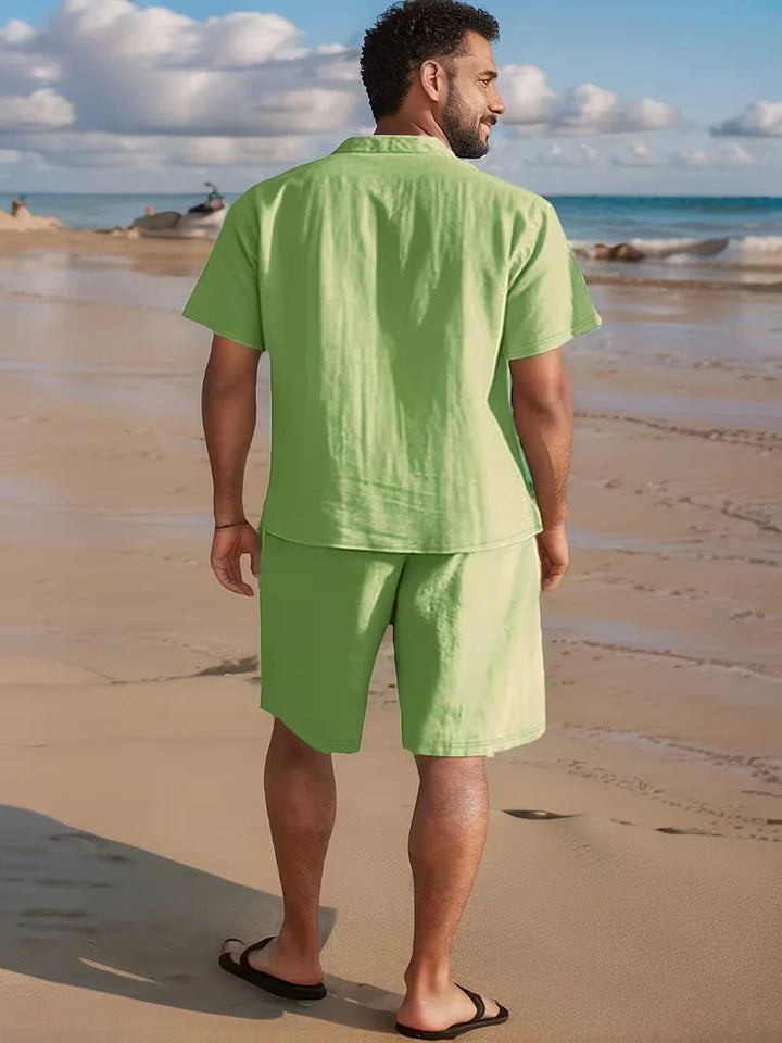 Casual herenoutfit met korte mouwen voor de zomer; tweedelig, comfortabel en veelzijdig.