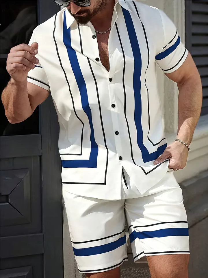 Heren zomer kledingset met wit-blauwe geometrische print. Comfortabel tweedelig shirt en korte broek, ideaal voor vakantie.