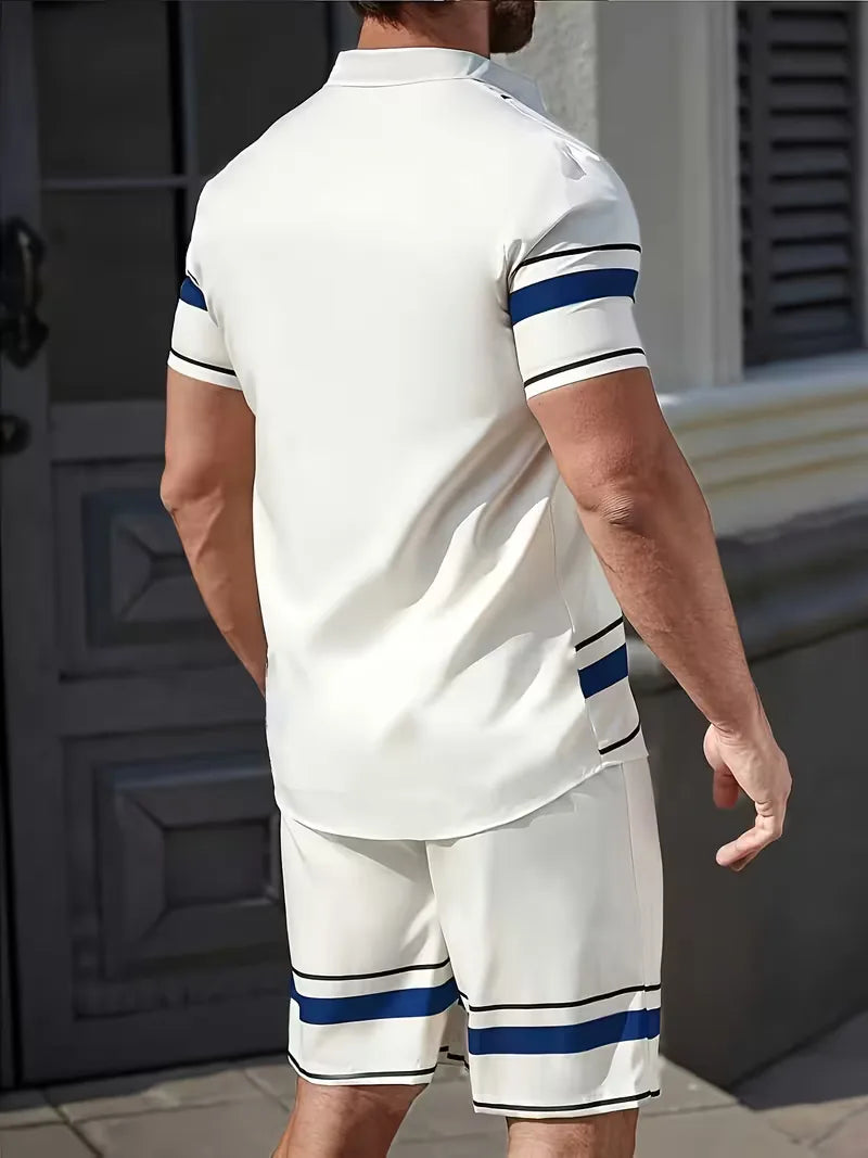 Comfortabele heren zomer kledingset met stijlvol geometrisch patroon. Wit-blauw shirt en korte broek, perfect voor casual vakanties.