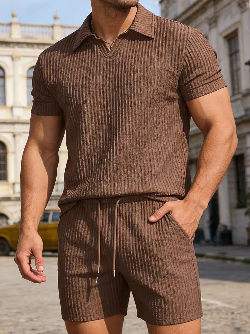 Lichte en luchtige heren zomer kledingset: polo en shorts, ontworpen voor maximaal comfort tijdens de lente/zomer.