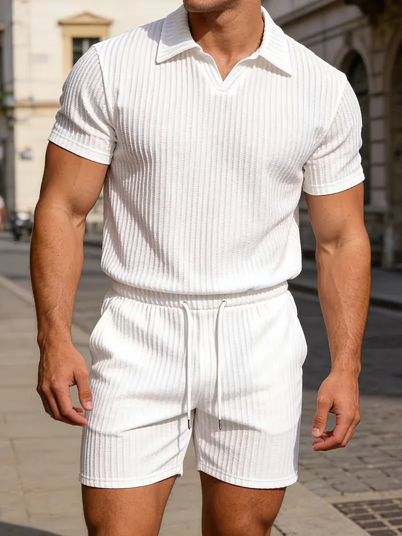 Comfortabele heren kledingset: ademende polo met V-hals en zachte shorts, perfect voor warme zomerdagen.