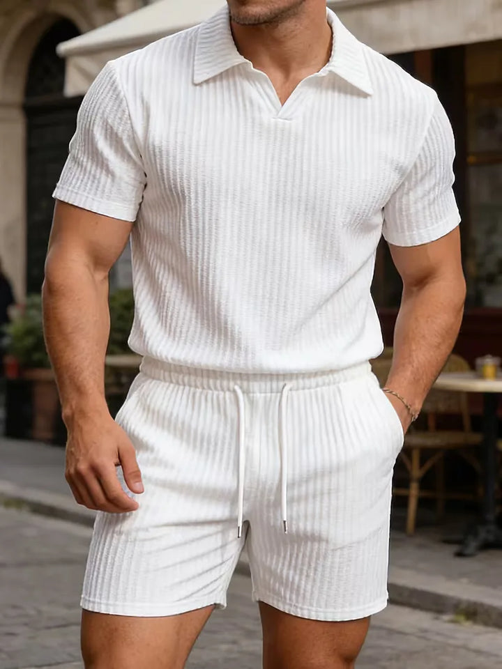 Moderne heren polo en shorts kledingset, trendy en comfortabel voor lente en zomer. Ideaal voor modebewuste man.