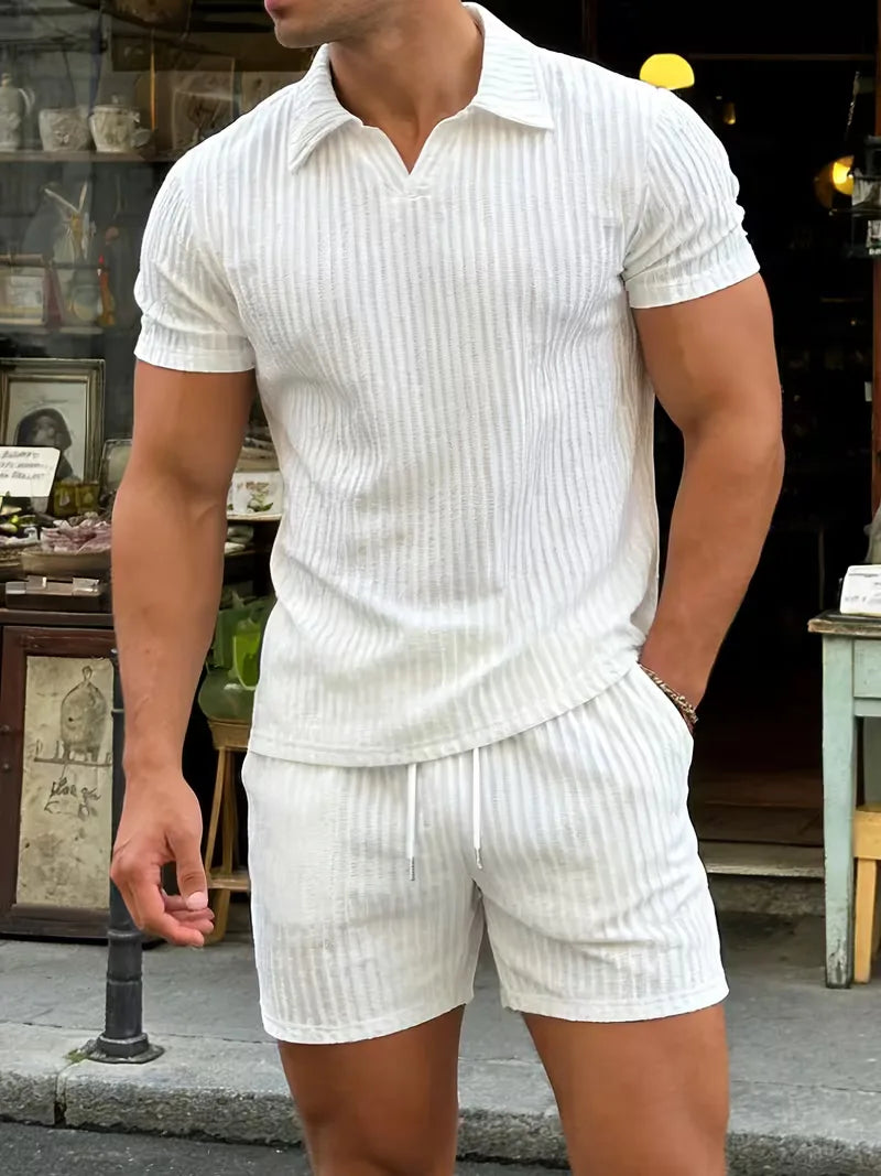 Heren zomer kledingset op strand, met polo en shorts. Perfect voor vakantie, casual en ontspannen stijl.