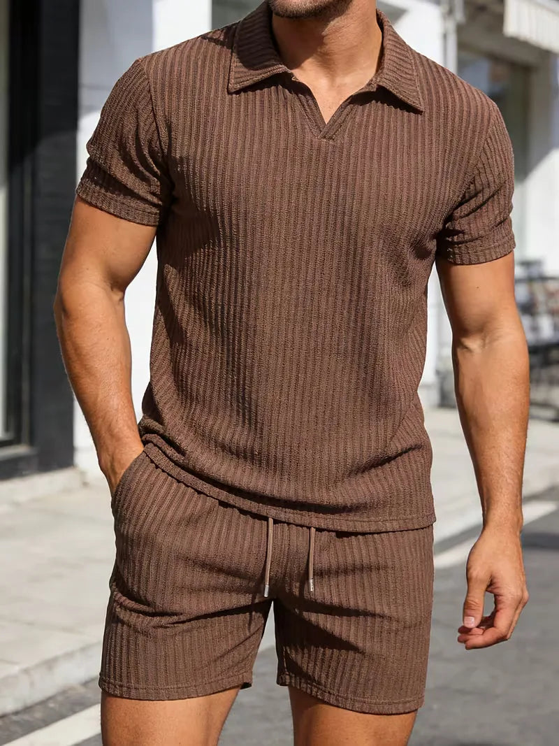 Casual heren zomer outfit: gecombineerde polo en shorts voor een moeiteloos chique look. Comfortabel en trendy.