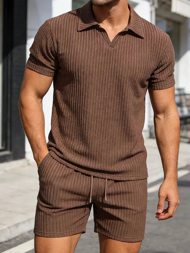Casual heren zomer outfit: gecombineerde polo en shorts voor een moeiteloos chique look. Comfortabel en trendy.
