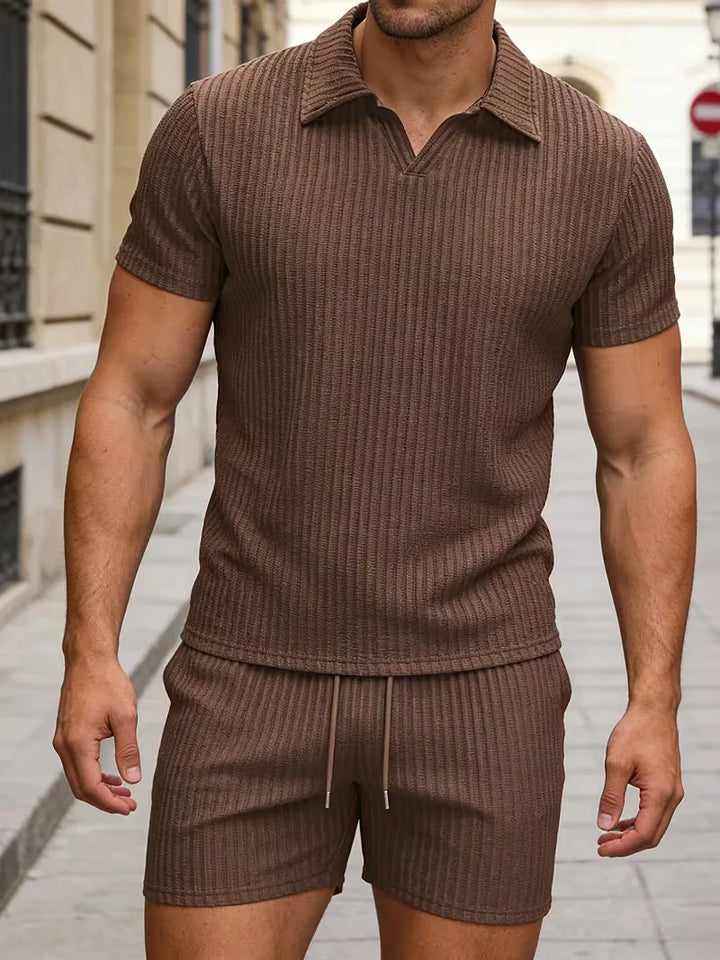 Heren kledingset, close-up van de textuur van de polo en shorts. Comfortabele stof voor warme zomer.