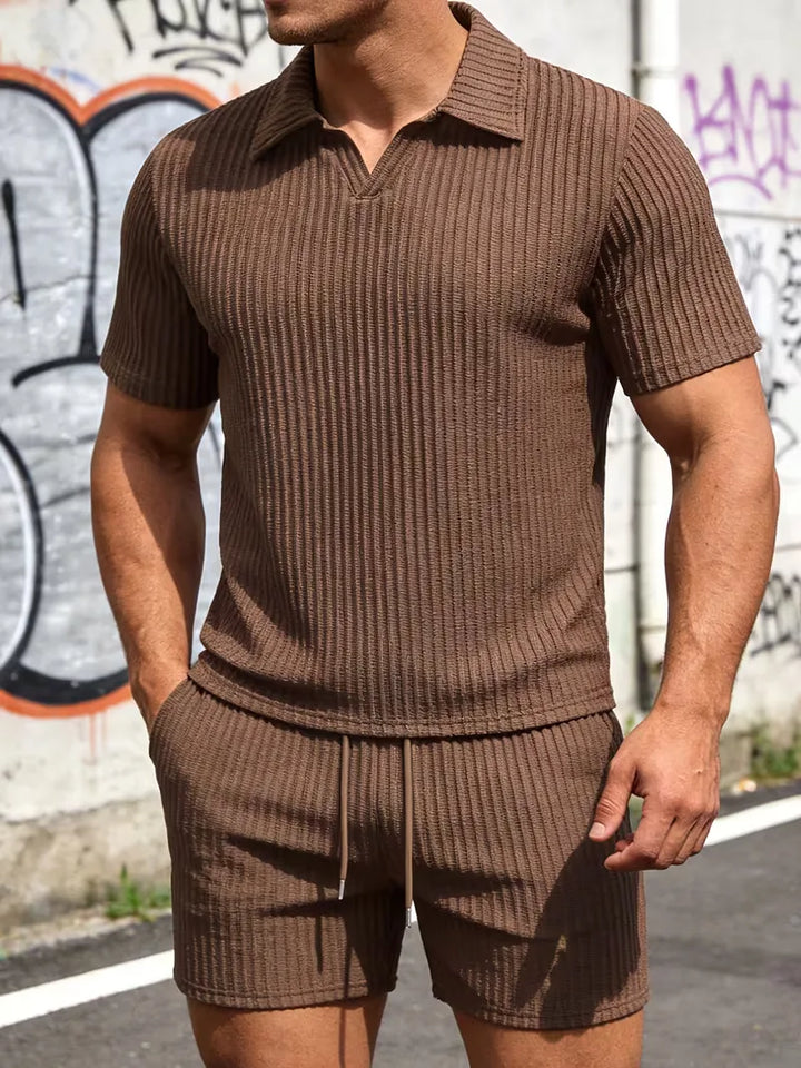 Complete heren zomer kledingset: polo en shorts, perfect voor een dagje uit of ontspanning in de zon.