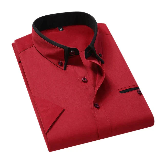 Man draagt comfortabel heren zomershirt met korte mouwen. Perfecte pasvorm voor stijlvolle zomerlooks.