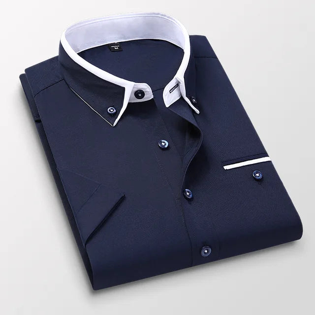 Eigentijds herenoverhemd met korte mouwen voor een frisse, zomerse uitstraling. Zakelijk of casual.