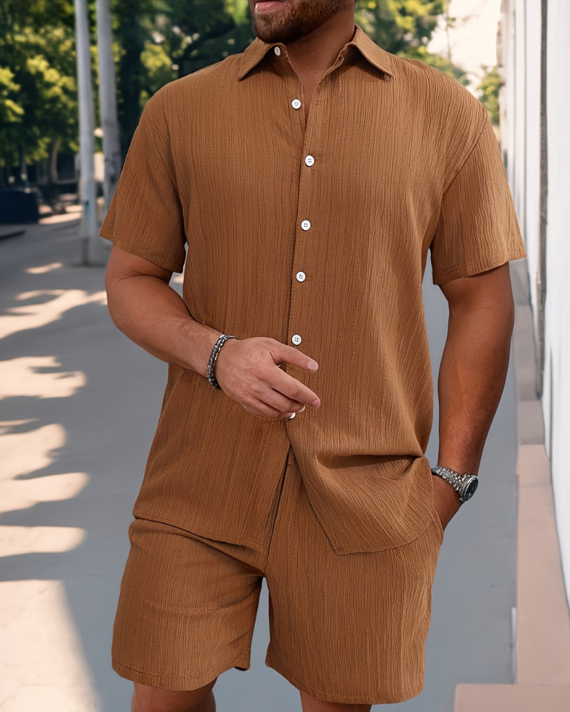 Heren set met flexibele pasvorm, bestaande uit comfortabel shirt & korte broek. Perfecte zomerkleding.
