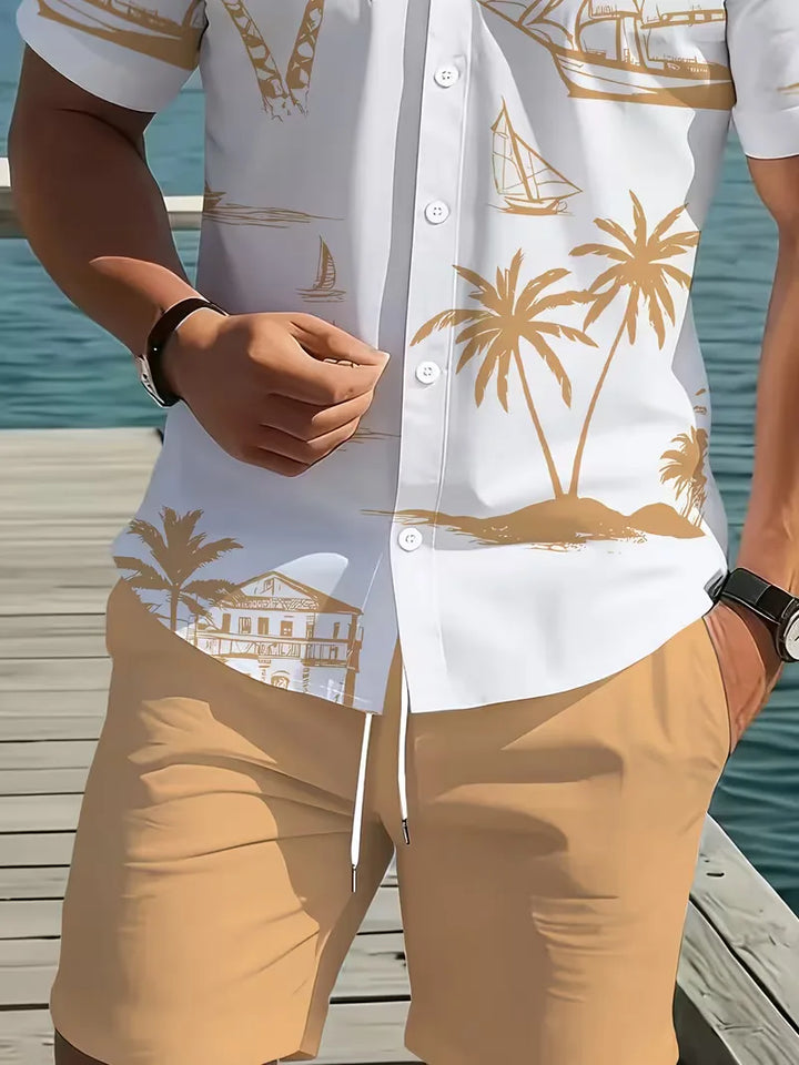 Abrikooskleurige heren set: casual shorts en shirt met korte mouwen en levendige tropische print voor de zomer.