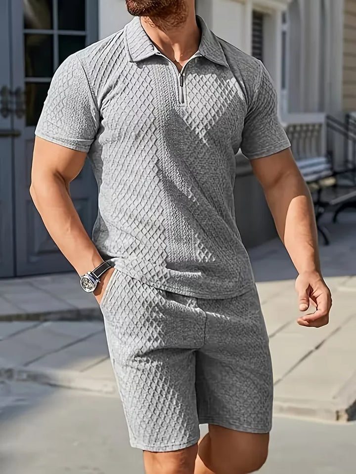Stijlvolle heren set: jacquard polo met rits en matchende shorts, perfect voor de zomer.