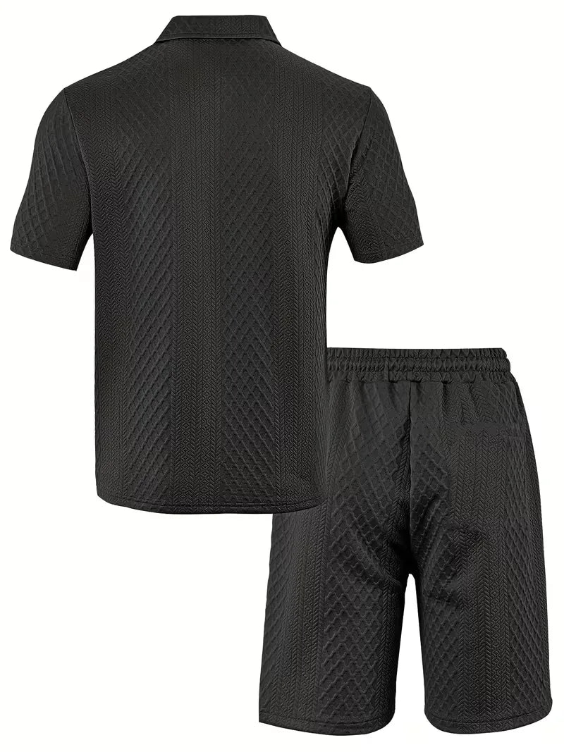 Modieuze tweedelige heren zomer set met V-hals jacquard polo en bijpassende shorts.