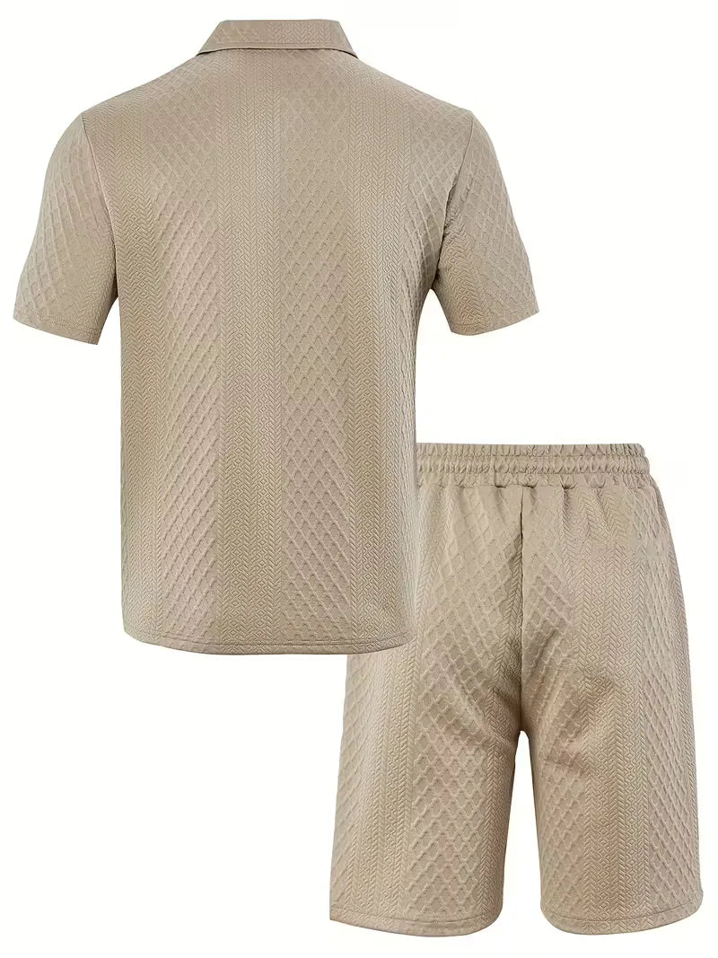 Tweedelige heren zomeroutfit: V-hals rits polo met jacquard textuur en comfy shorts.