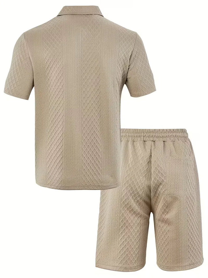 Tweedelige heren zomeroutfit: V-hals rits polo met jacquard textuur en comfy shorts.