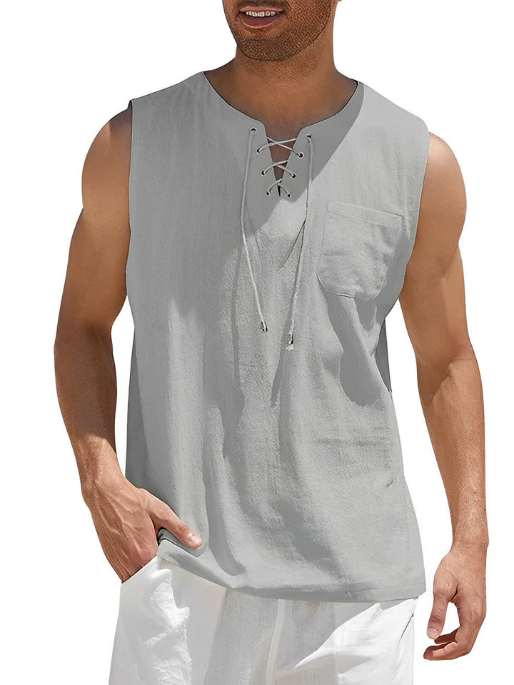 Achterkant van de losvallende heren tanktop, comfortabel en luchtig. Perfect voor hete zomerdagen.
