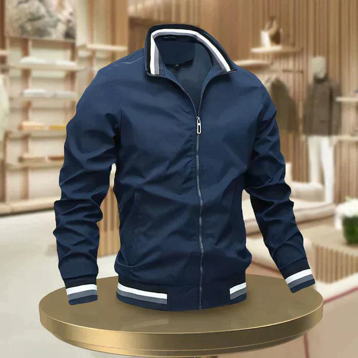 Heren zomerjack met capuchon in wit en blauw, lichtgewicht en ademend, ideaal voor casual gebruik.