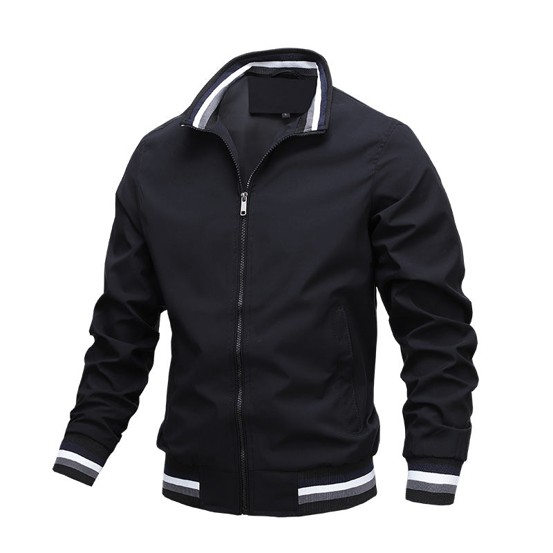 Sportief heren zomerjack in wit met contrastdetails, ademend en perfect voor een actieve levensstijl.