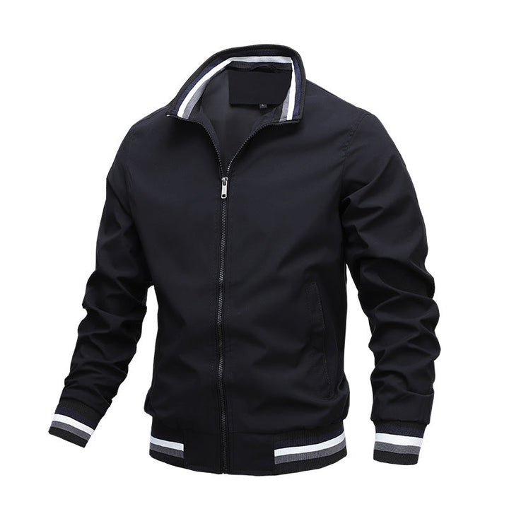Sportief heren zomerjack in wit met contrastdetails, ademend en perfect voor een actieve levensstijl.