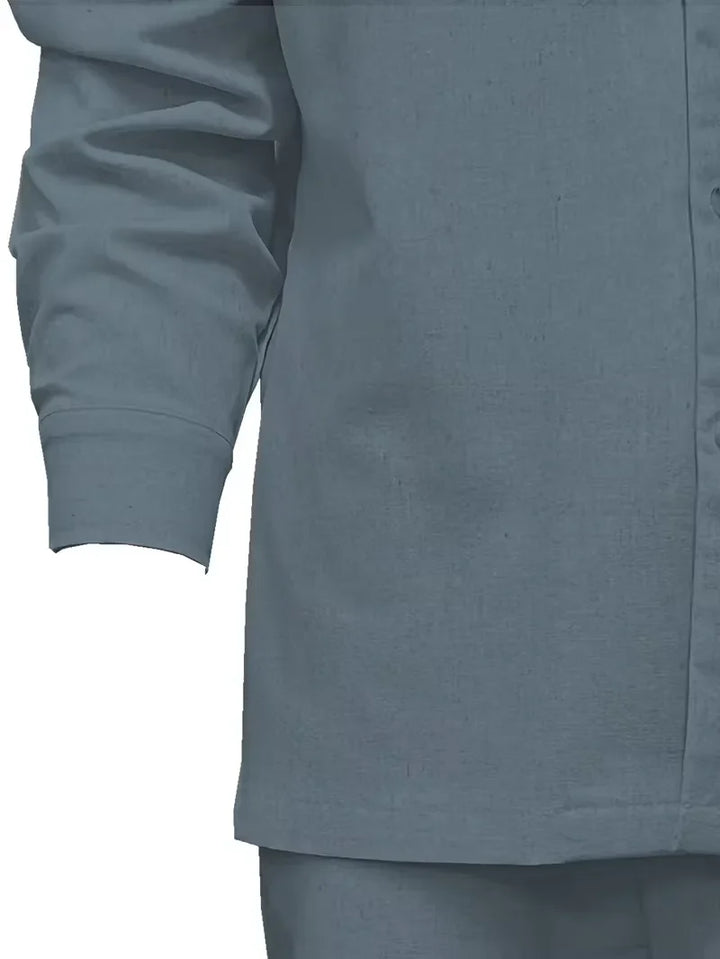 Zijaanzicht van heren casual zomerkledingset met lange mouwen, perfect voor ontspanning en stijl op vakantie.