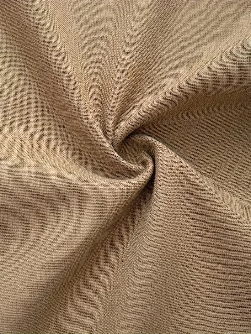 Close-up heren casual zomer shirt met lange mouwen en V-hals, deel van comfortabele tweedelige kledingset.