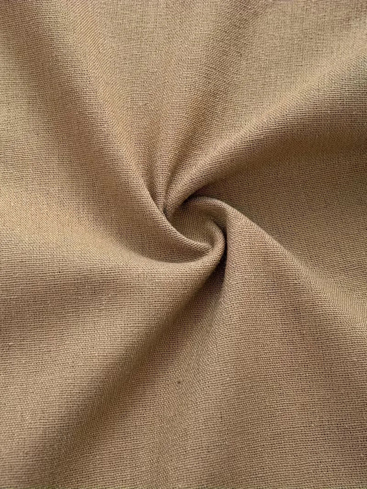 Close-up heren casual zomer shirt met lange mouwen en V-hals, deel van comfortabele tweedelige kledingset.