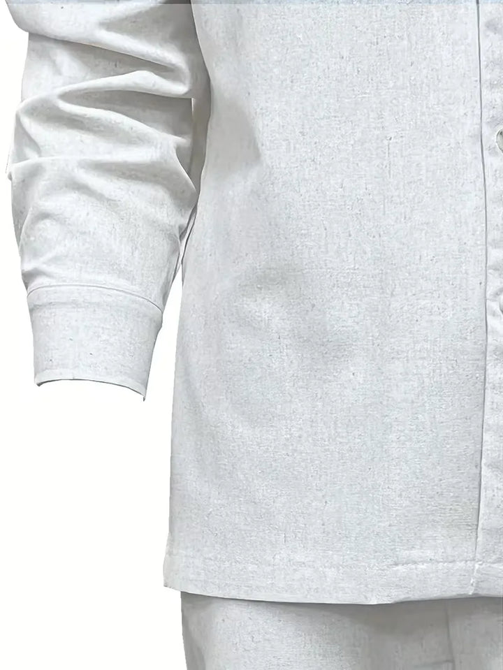 Netjes gevouwen heren zomerkledingset met lange mouwen, casual en comfortabel. Klaar voor de vakantie.