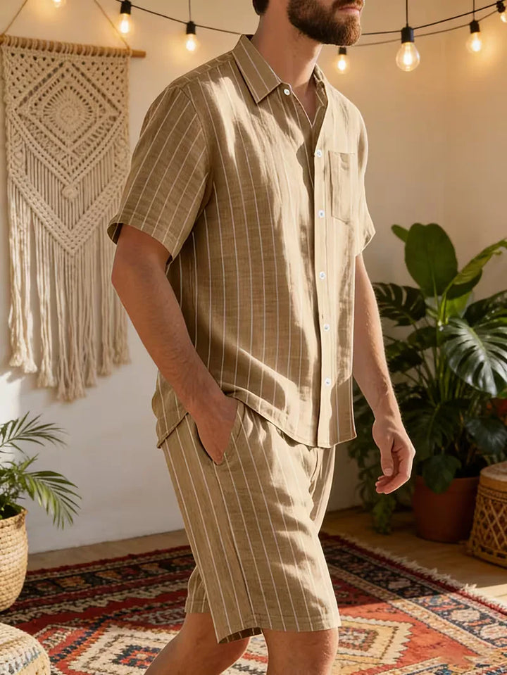 Zachte heren zomerkledingset: korte mouwen V-hals shirt en flexibele shorts. Maximaal comfort gegarandeerd.