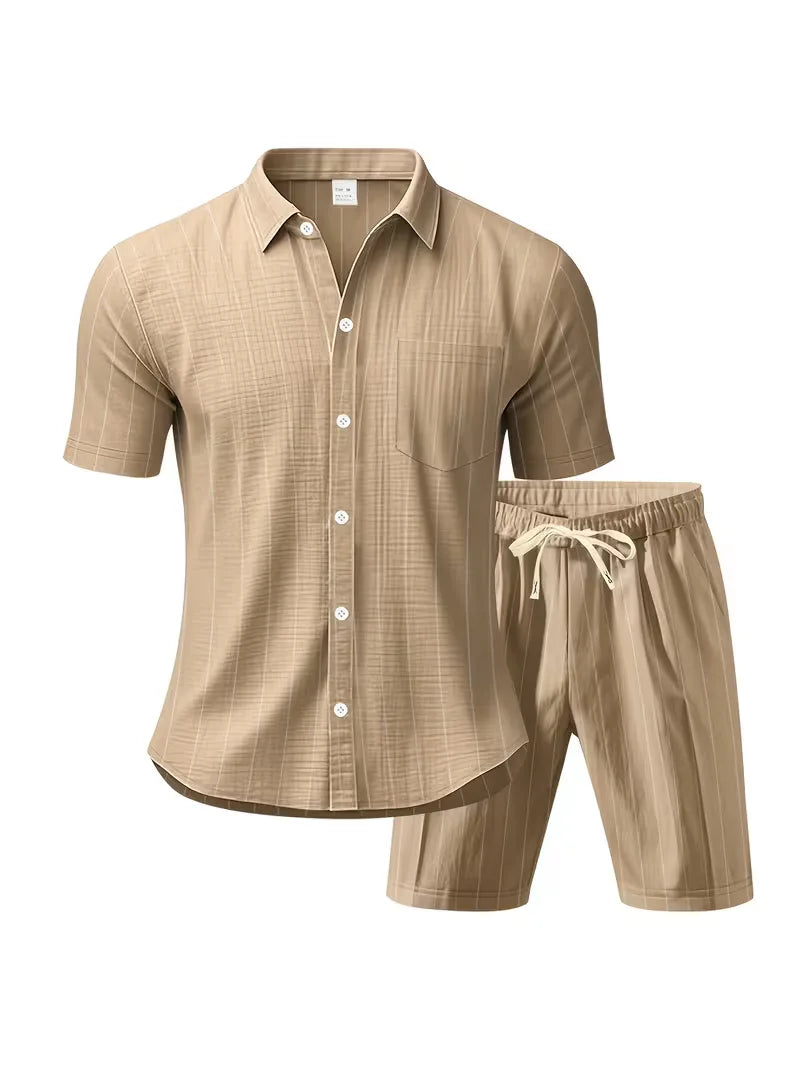 Praktische heren zomer set: eenvoudig V-hals shirt en duurzame shorts. Voor al uw zomerse avonturen.