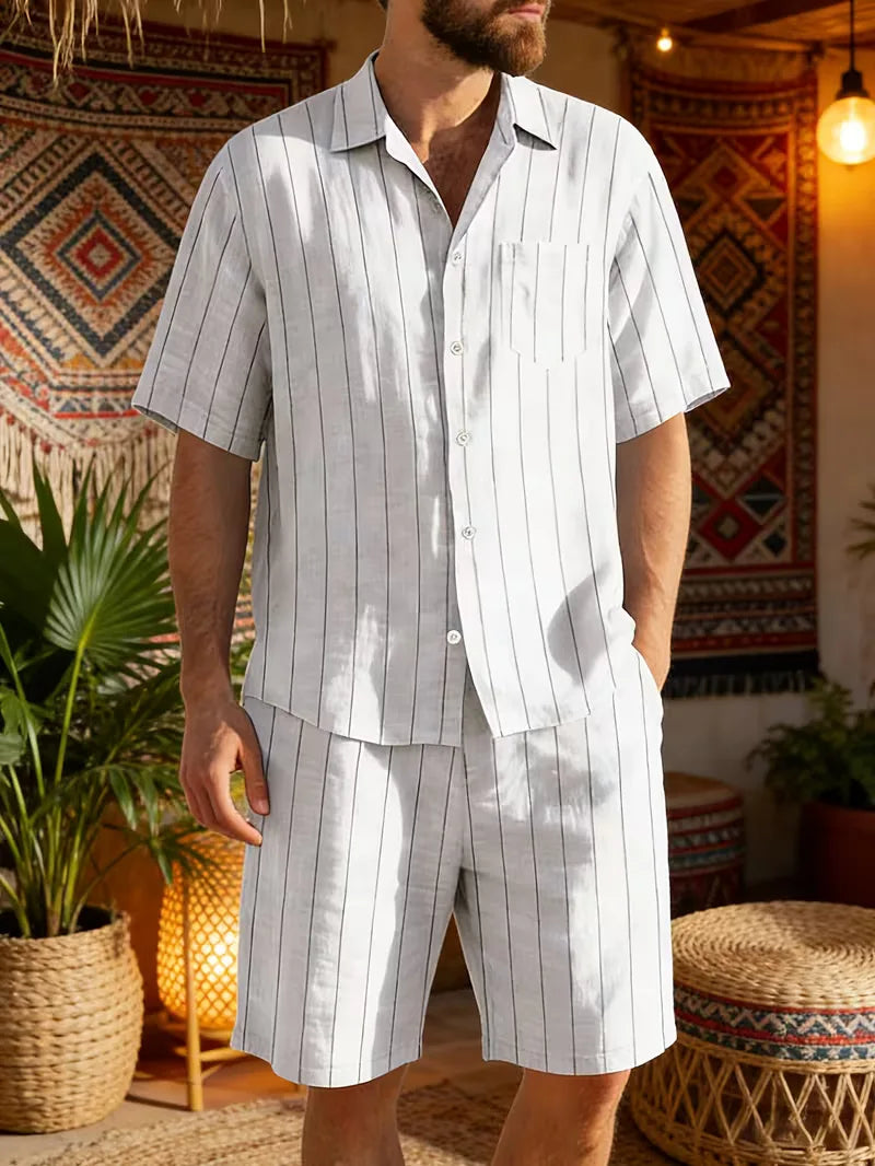 Heren vakantiekleding: tweedelige set met korte mouwen T-shirt en comfortabele shorts. Klaar voor de zon.