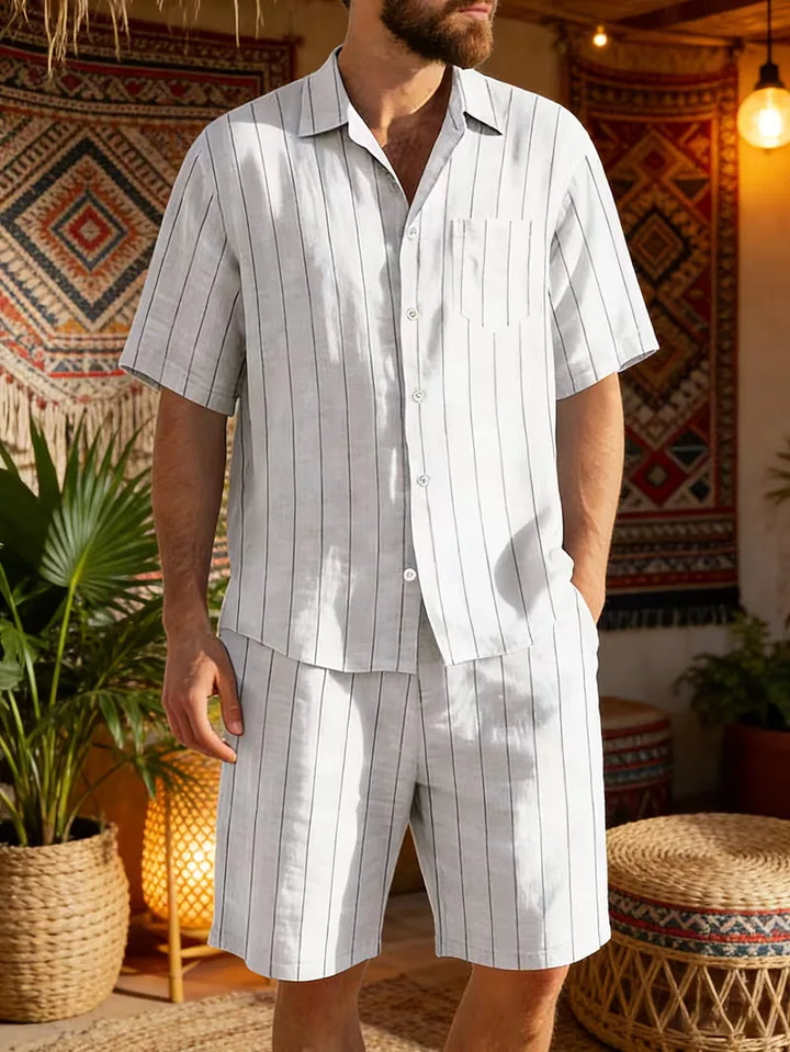 Heren vakantiekleding: tweedelige set met korte mouwen T-shirt en comfortabele shorts. Klaar voor de zon.