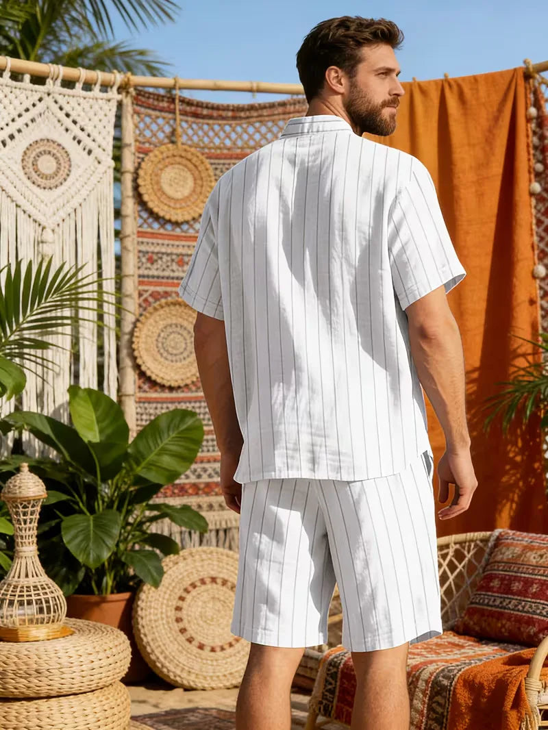 Comfortabele casual heren zomer set: V-hals shirt en loszittende shorts. Perfect voor een relaxte vibe.