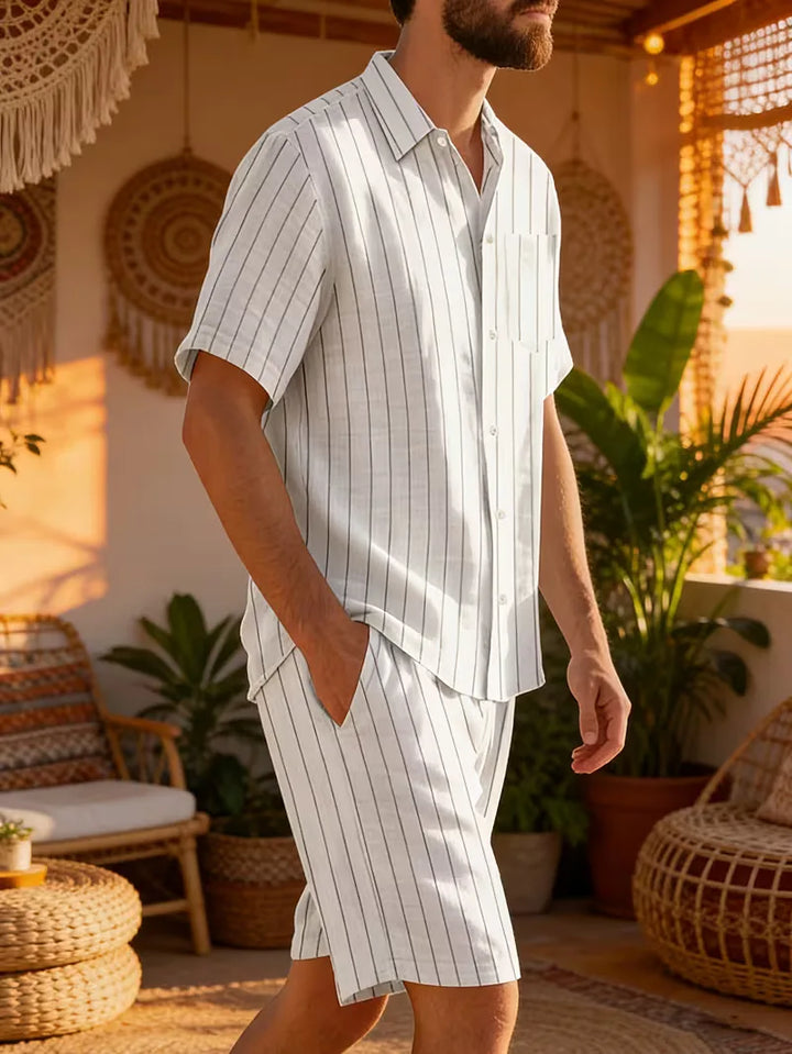 Ademende heren kledingset voor de zomer: korte mouwen shirt en functionele shorts. Voor actieve zomerdagen.