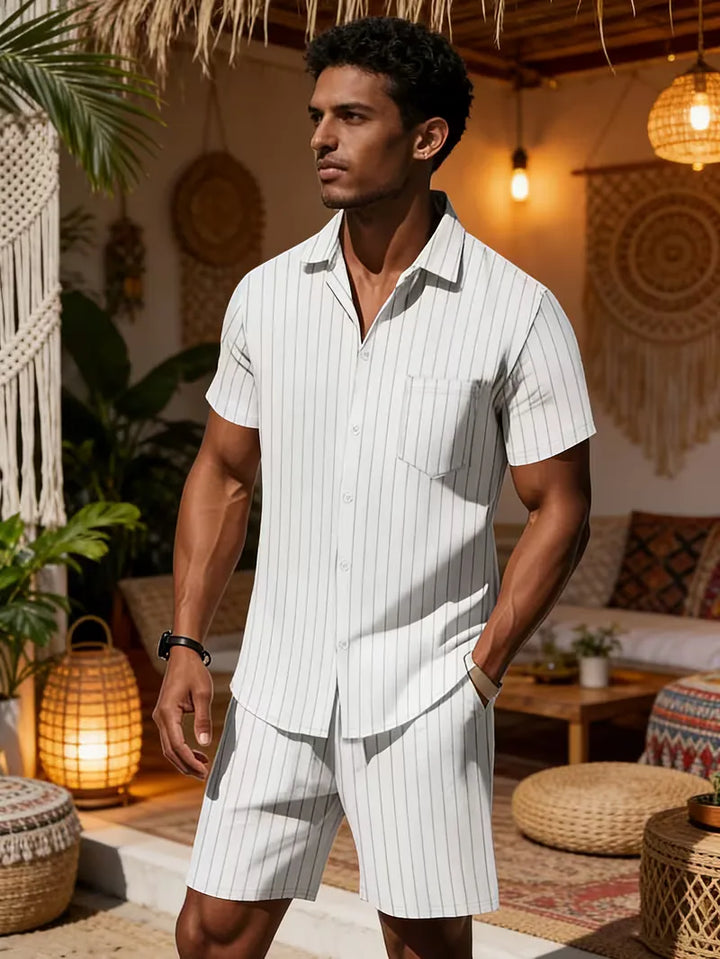 Stijlvolle heren V-hals set: shirt met korte mouwen en moderne shorts. Maakt uw zomeroutfit compleet.