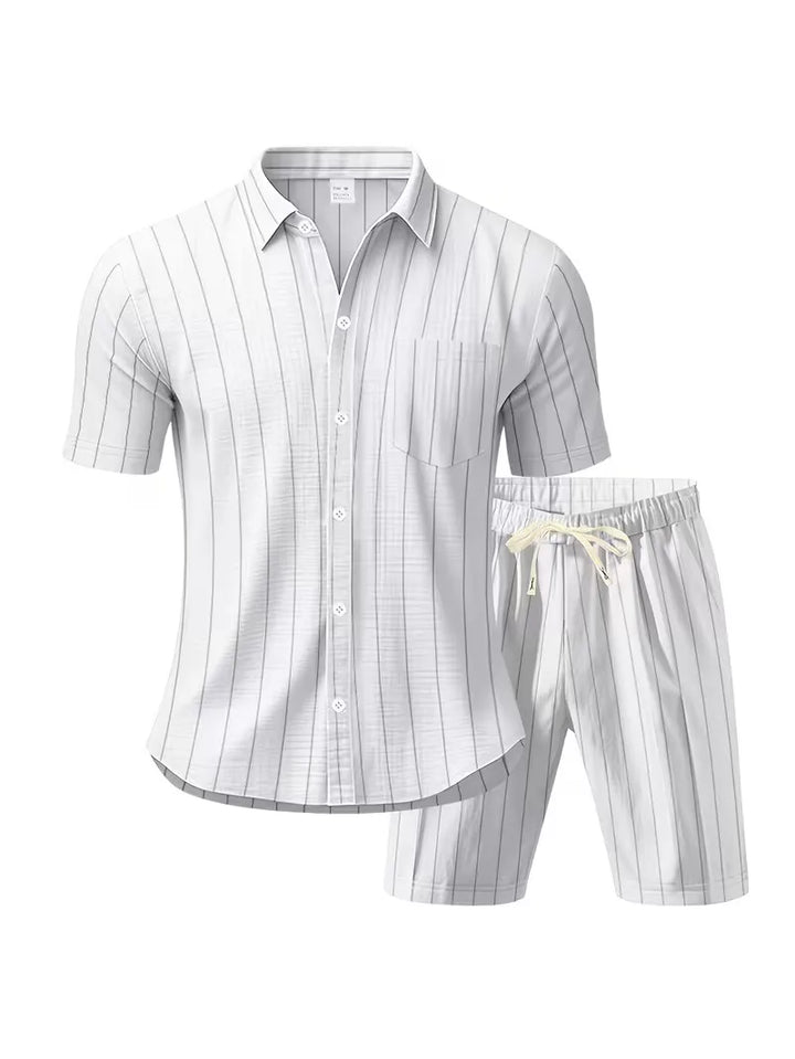 Ultieme heren zomer comfort: tweedelige set met zacht V-hals shirt en elastische shorts.