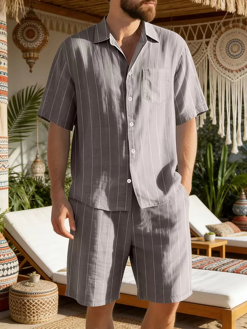 Heren zomer must-have: korte mouwen shirt en luchtige shorts. Ideaal voor elk zomers evenement.
