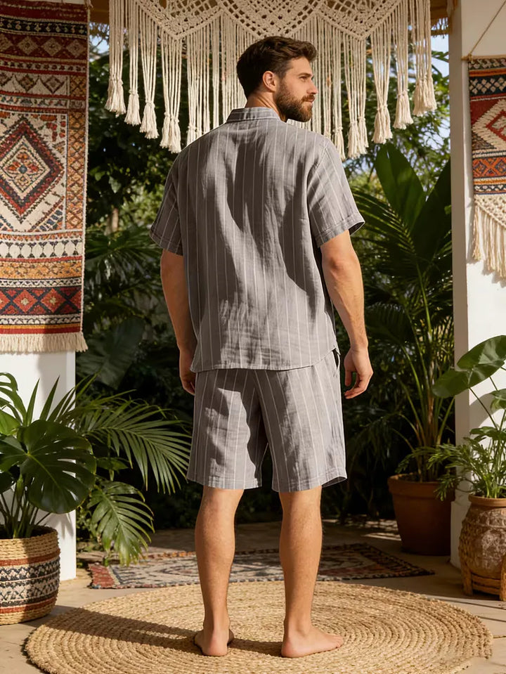 Chique casual heren zomer outfit: V-hals shirt met korte mouwen en strakke shorts. Voor een verfijnde look.