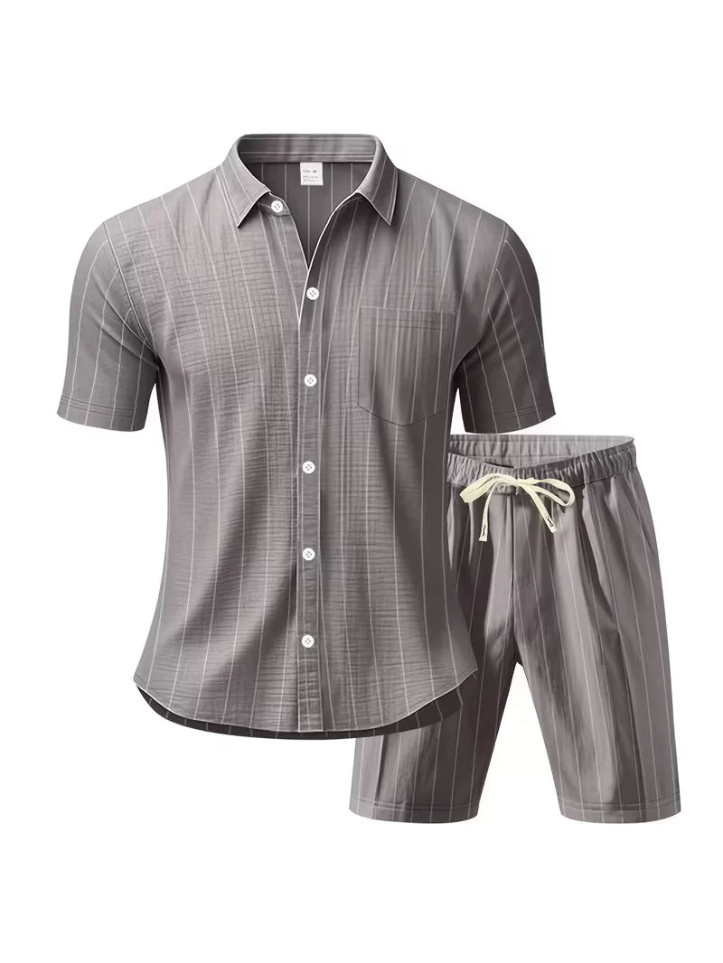 Frisse heren zomerkleding: korte mouwen shirt en trendy shorts. Ideaal voor een dagje uit of op reis.