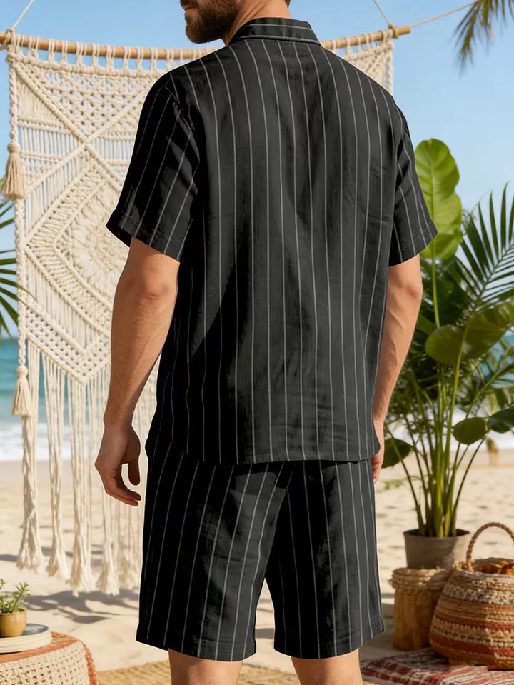 Gemakkelijke heren tweedelige set: V-hals shirt en praktische shorts. Perfect voor een snelle zomerse outfit.