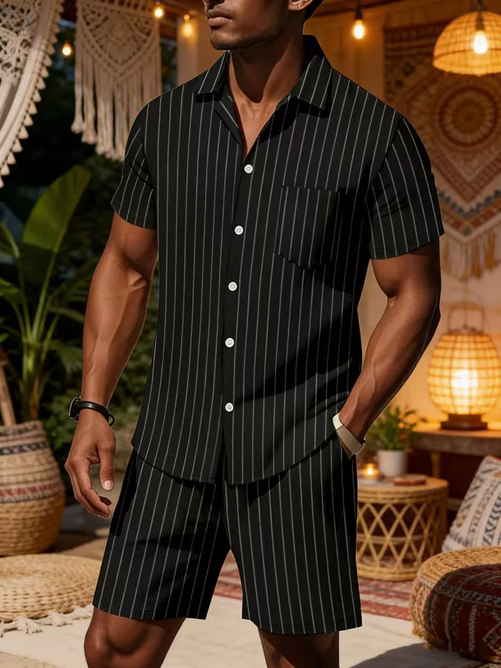 Heren recreatie set: korte mouwen shirt en comfortabele shorts. Ideaal voor vakantie of luie dagen thuis.