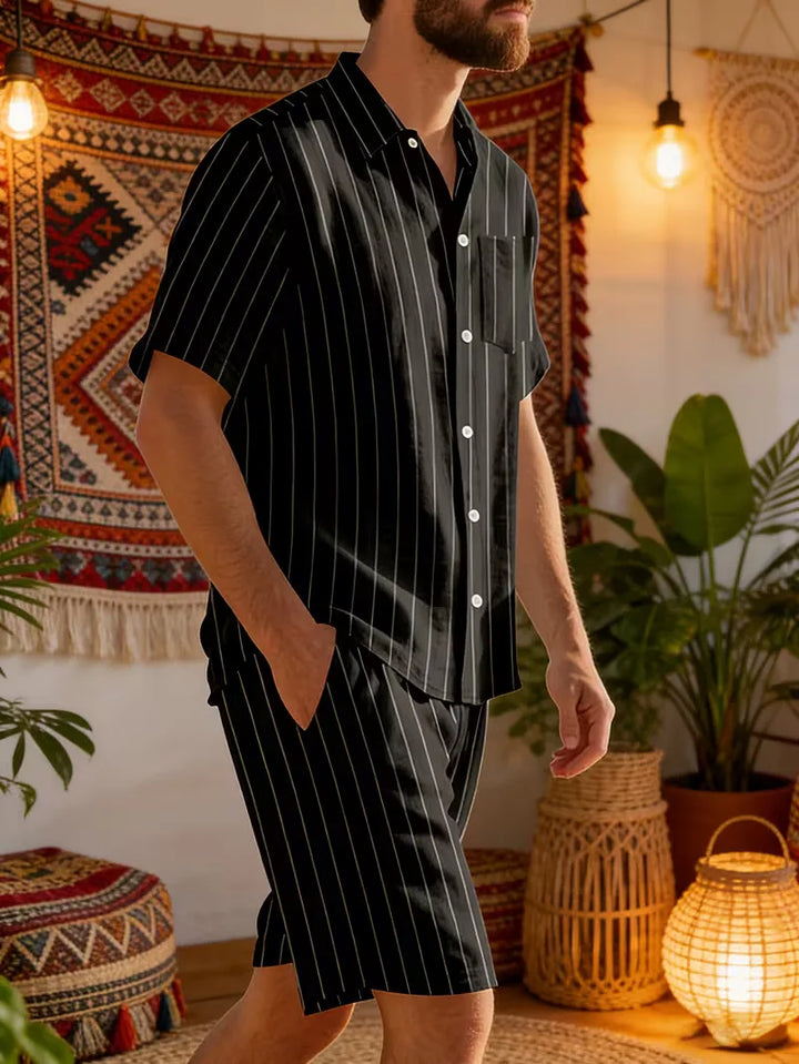 Moderne heren zomer set: V-hals shirt en stijlvolle shorts. Combineer comfort met een eigentijdse look.