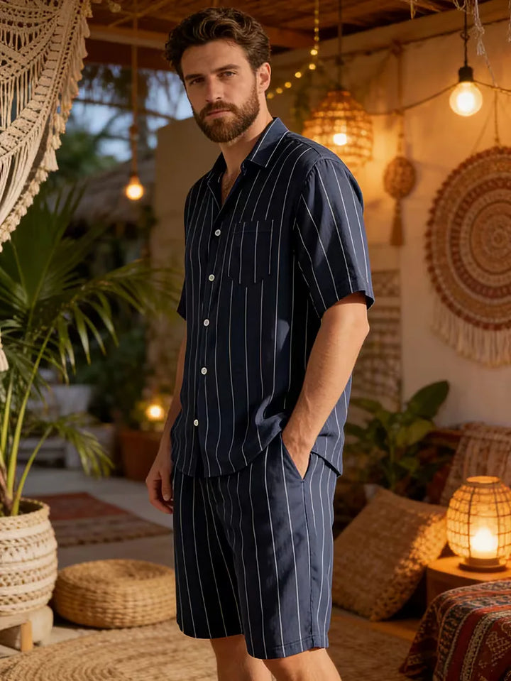 Comfortabele heren zomer outfit: shirt met korte mouwen en shorts. Essentieel voor uw vakantie en vrije tijd.