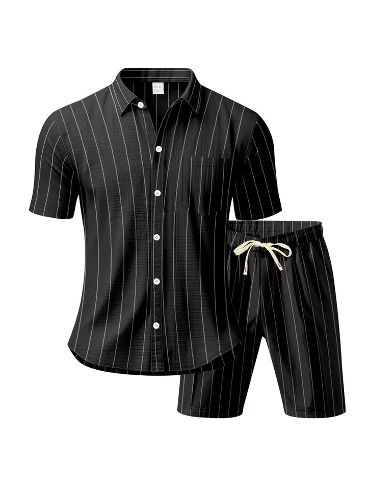 Veelgevraagde heren zomer outfit: korte mouwen shirt en comfortabele shorts. Uw perfecte zomerbasis.